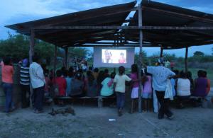 Prpoyección de documentales en la comunidad de Sawhoyamaxa.